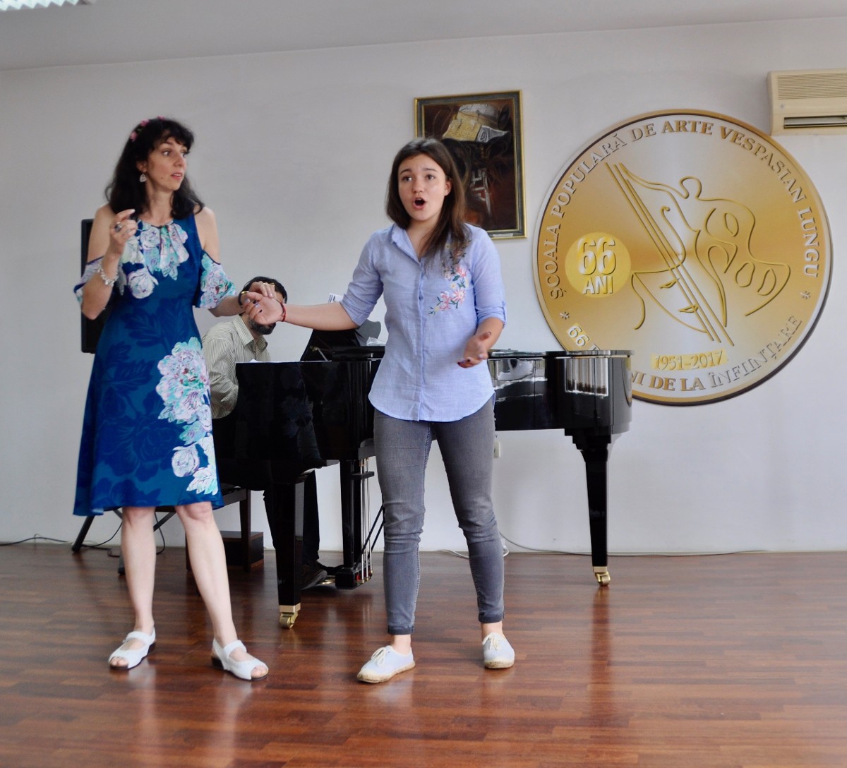 Dr. Mariana Mihai-Zoeter works with a student during a Master Class